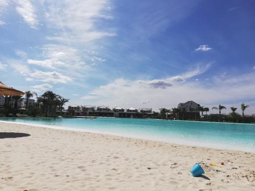比勒陀利亚The Blyde Riverwalk Estate的享有蓝水和棕榈树海滩的美景