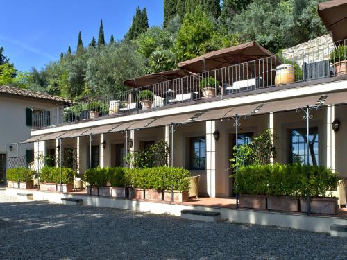 菲耶索莱FH55 Hotel Villa Fiesole的旁边是种盆栽植物的建筑