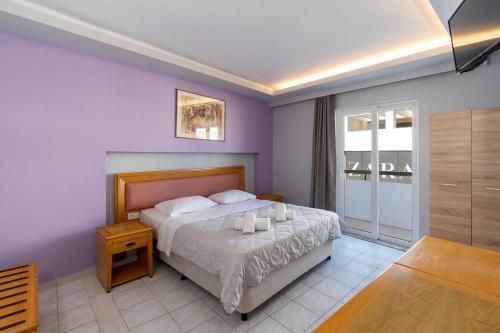 罗德镇N E P center Hotel Rodos的一间卧室配有一张带两张蜡烛的床。