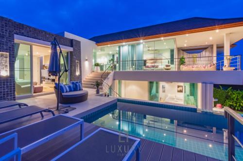 考陶Luxury 3 Bedroom Villa, Sea View PM-A5的一座带游泳池的房子的图象