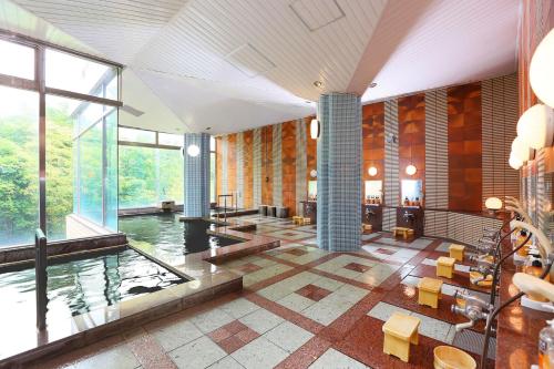 那须町那须弗罗拉西昂酒店 的大型客房,设有游泳池,位于大楼内