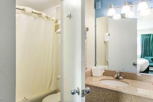 罗林斯罗林斯罗德威旅馆的一间带水槽、淋浴和镜子的浴室