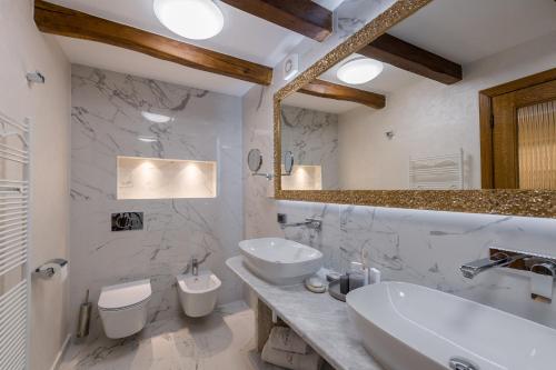 布罗托尼贾Heritage Hotel San Rocco的一间带水槽和两个卫生间的浴室