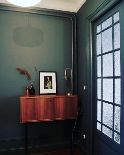安锡L’Appartement des Glières Annecy centre的一间设有绿色墙壁和木桌的客房
