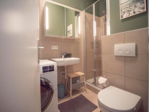 格拉茨Green flat by GrazRentals with garden view & parking included的一间带卫生间和水槽的小浴室