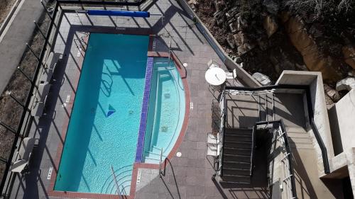 The Cliff LodgeInn at Snowbird的享有大楼游泳池的顶部景致