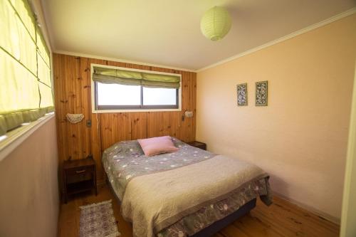 皮奇勒姆Cabañas Piedra Grande的一间小卧室,配有床和窗户