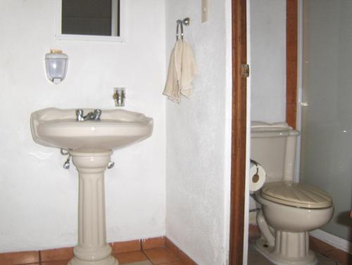 曼萨尼约奥巴特瑞酒店的一间带水槽和卫生间的浴室
