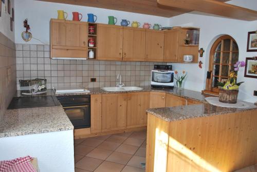 Appartamento Casa Delmarco的厨房或小厨房