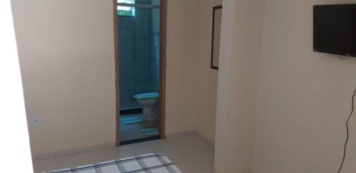 曼加拉蒂巴Pousada Alto de Junqueira的客房设有带卫生间和镜子的浴室