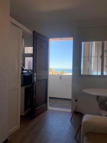 埃斯特角城Apartamento 4 Mares - El Faro的客厅配有桌子,享有海景