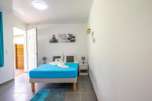 圣吕斯Le paradis caché de Phedre的一间位于客房内的蓝色床卧室