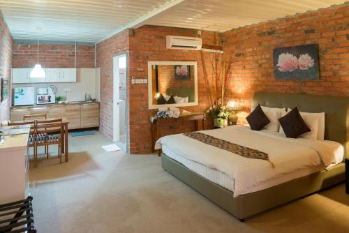 瓜埠兰卡威海洋居酒店的一间卧室设有一张床和砖墙