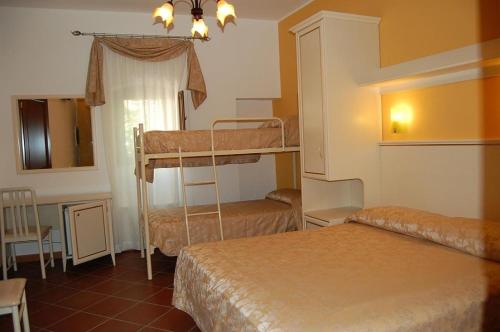 Santa Lucia del Mela帕拉农家乐的一间卧室设有两张双层床和一扇窗户。