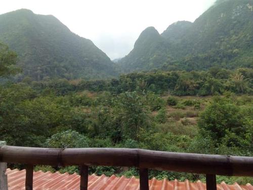 Ban Ngoy-NuaSuanPhao Guesthouse的享有山谷的背景山景。