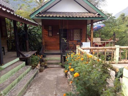 Ban Ngoy-NuaSuanPhao Guesthouse的前面有鲜花的小小屋