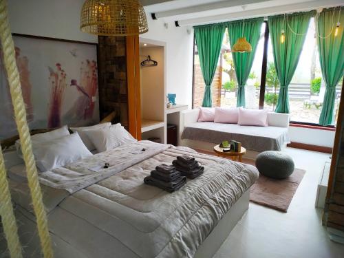 卡托劳塔翁奥西旅馆的一间卧室配有一张大床和一张沙发