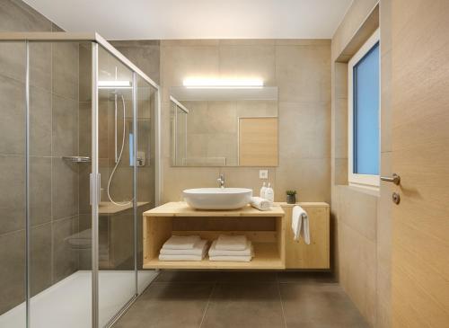 法尔泽斯Ariala Apartments的一间带水槽和淋浴的浴室