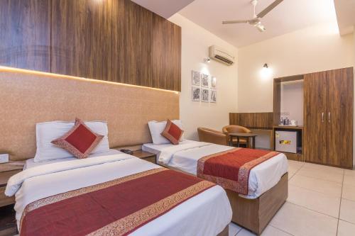 新德里鲁帕马酒店的一间酒店客房,房间内设有两张床
