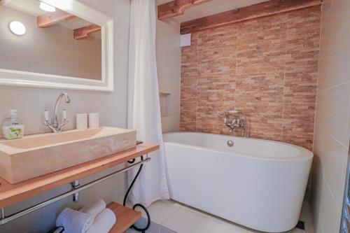 昂蒂布Duplex au coeur du vieil Antibes的浴室配有盥洗盆和浴缸。