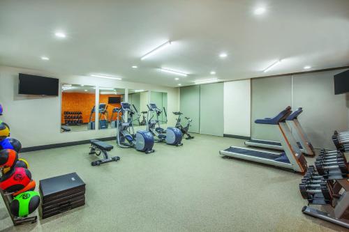 La Quinta by Wyndham Dallas Duncanville的健身中心和/或健身设施