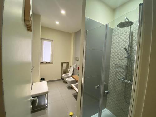 巴里70's Luxury Cavour的浴室设有2个卫生间和玻璃淋浴间。