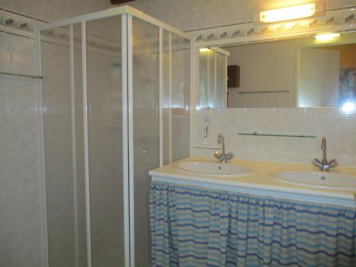 波讷地区圣朱利安Elartxo II的一间带两个盥洗盆和淋浴的浴室