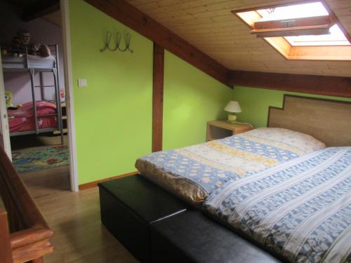 波讷地区圣朱利安Elartxo II的一间设有床铺的卧室,位于一个拥有绿色墙壁的房间