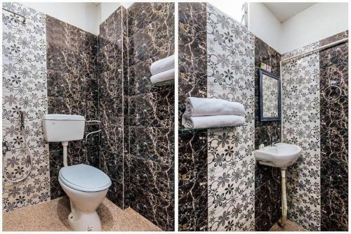 布莱尔港HOTEL HARBOUR VIEW的浴室的两张照片,配有卫生间和水槽