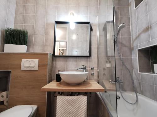 武科瓦尔Goreta032 Apartment的一间带水槽、镜子和淋浴的浴室