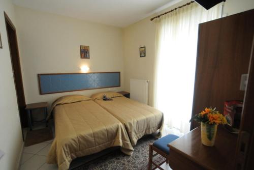 卡斯托里亚迪米特拉旅馆 的一间卧室设有一张床和一个大窗户