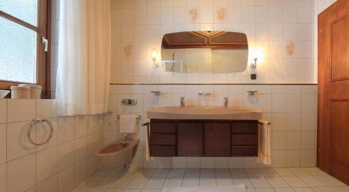 HüttschlagHaus Niklehen的一间带水槽、镜子和卫生间的浴室