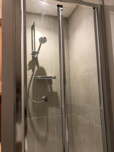杜伦quiet secluded loft in County Durham的带淋浴的浴室,带玻璃门