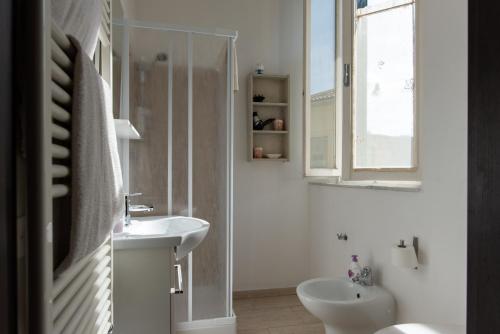 利沃诺Da Linda的白色的浴室设有水槽和镜子