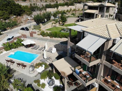 凯法利尼亚岛Katarina Apartments的享有带游泳池的房屋的空中景致
