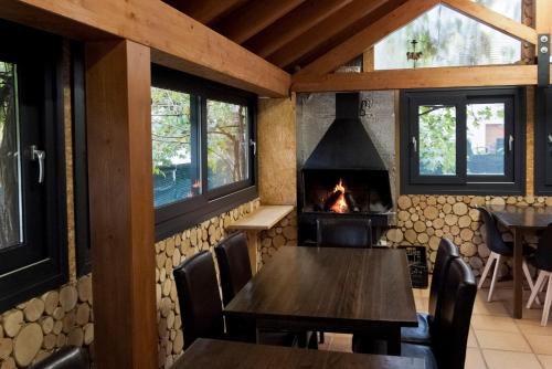 索特Can Congost的餐厅设有壁炉,配有桌椅