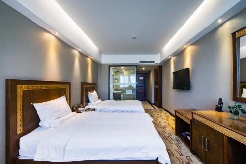 大连大连日月潭大酒店的酒店客房设有两张床和电视。