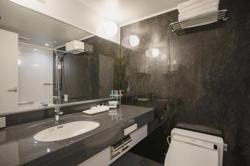 宫津市Coto的一间带水槽、镜子和卫生间的浴室