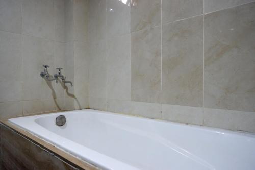 RedDoorz Plus @ Cameloan Hotel Palu的一间浴室