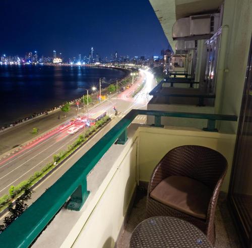 孟买南海绿色酒店 的客房设有一个窗户,享有高速公路的景色