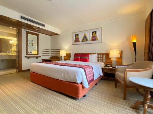 Silom Serene A Boutique Hotel - SHA Extra Plus客房内的一张或多张床位