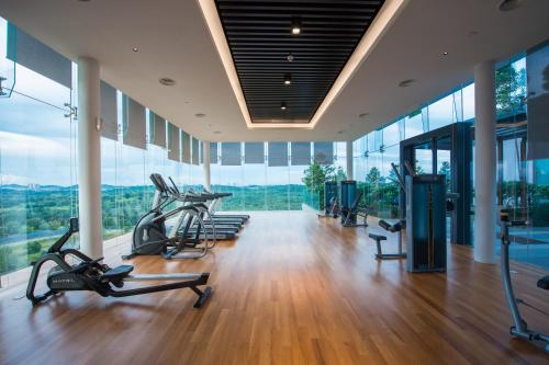 Grand Medini Suites by JBcity Home的健身中心和/或健身设施