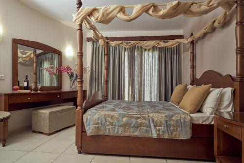 卡拉马孔Ionion Blue Hotel Zante的一间卧室配有天蓬床和镜子