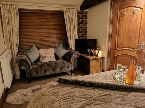 里彭Grange Farm Lodge的客厅配有沙发和桌子