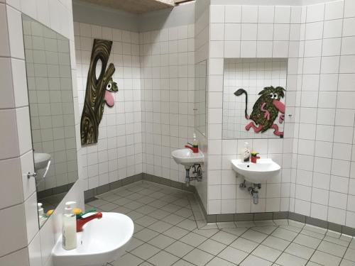 MallingFirst Camp Ajstrup Strand的浴室设有2个水槽和2个卫生间