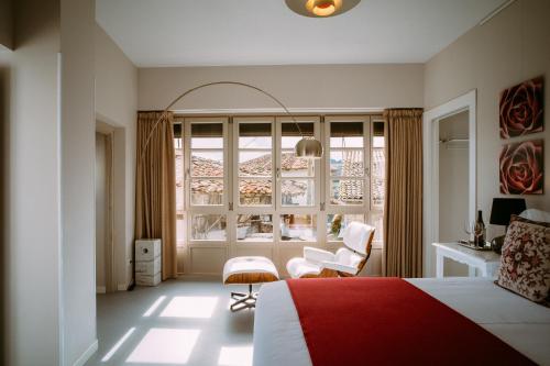 Pintuelesel gran sueño Boutique Hotel & Apartamentos - Adults Only的卧室设有红色和白色的床和窗户。