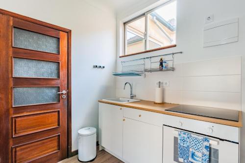 波尔图Riverside City Centre Apartments的一个带水槽和门的小厨房