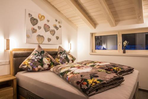 卡普伦Haus Lukic的一间卧室设有两张床和窗户。