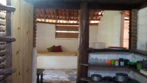 库穆鲁沙蒂巴Hospedaria Cumuruxatiba的一间小房间,房间内设有一张床