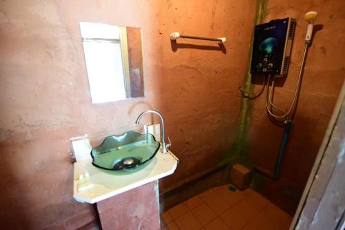 清迈Mon Hmong的一间带绿色水槽和淋浴的浴室